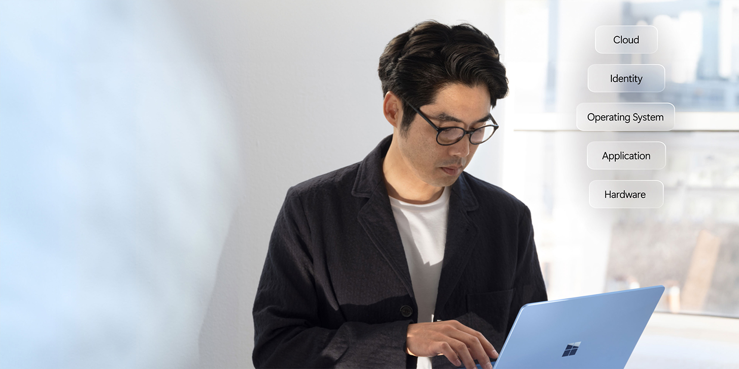 男性用户在使用Surface Laptop蓝宝石配色版